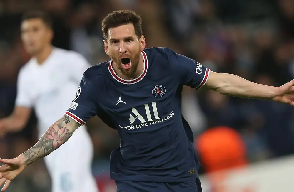 Messi vui vẻ chúc mừng đàn em tại PSG viết nên lịch sử cho CLB. Ảnh: GETTY.