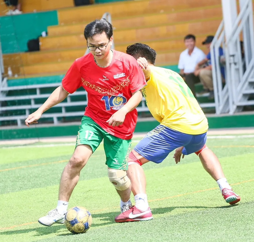 ... cùng với phóng viên Kiên Cường còn ghi cả bàn thắng vào lưới đội bạn.