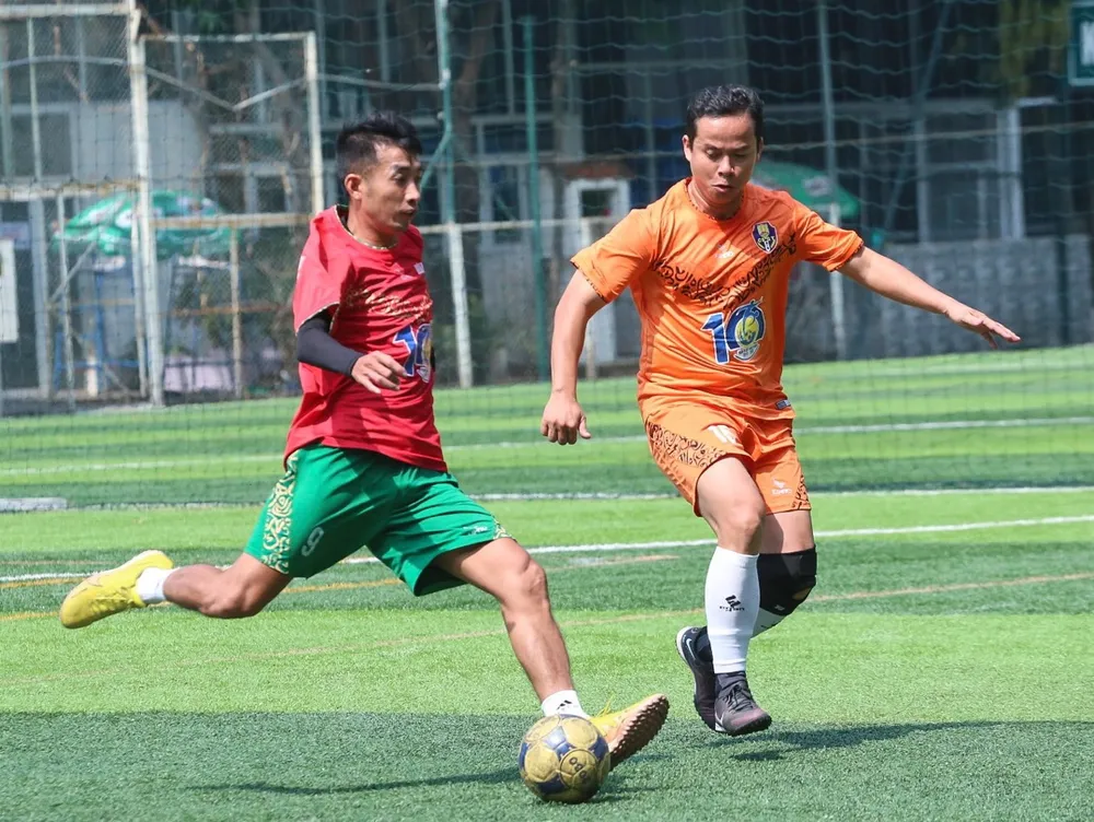 Trung Kiên (PC08) tranh bóng quyết liệt với chân sút Luân &quot;sư phụ&quot;...