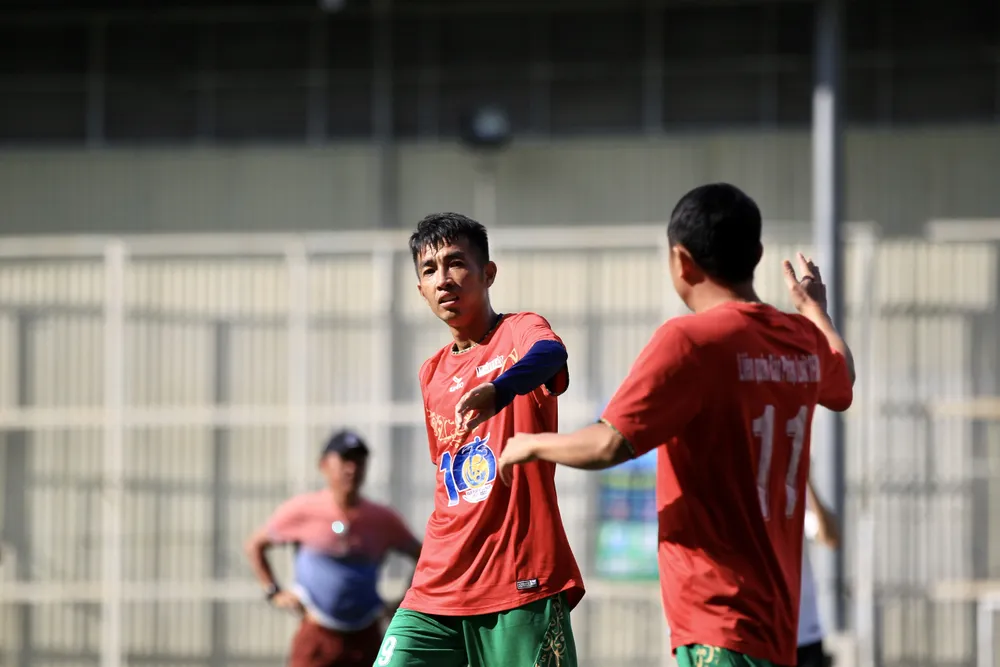 ... cùng sự tỏa sáng của Phùng Trọng Luân, Trung &quot;núi&quot; đã giúp đội nhà sớm vào bán kết.