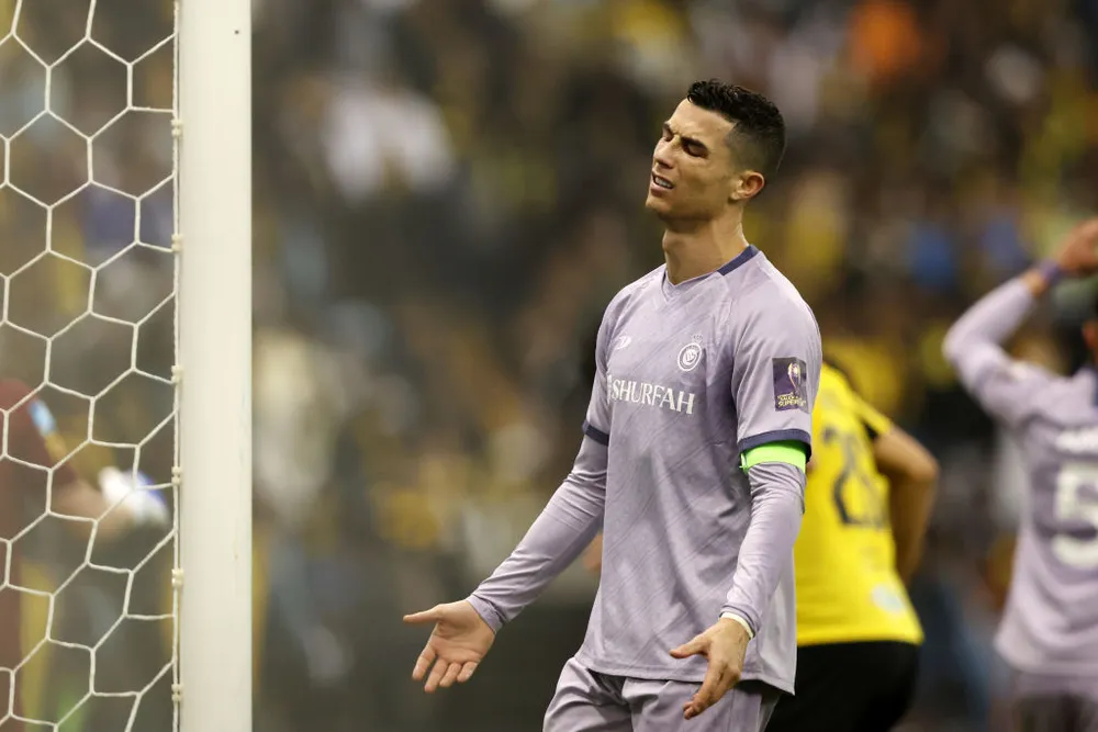 Ronaldo thất vọng vì không thể ghi bàn thắng còn bị người hâm mộ mỉa mai khiến anh nổi giận. Ảnh: GETTY.