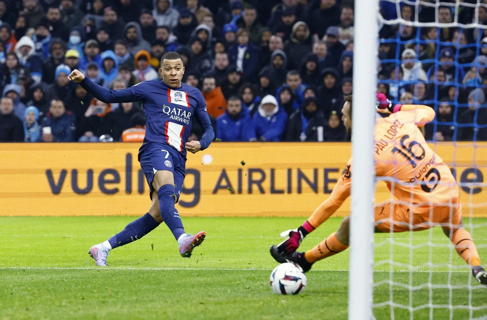 Kỷ lục gia Mbappe khẳng định sẽ gắn bó với PSG sau nhiều tin đồn anh muốn rời đi. Ảnh: GETTY.