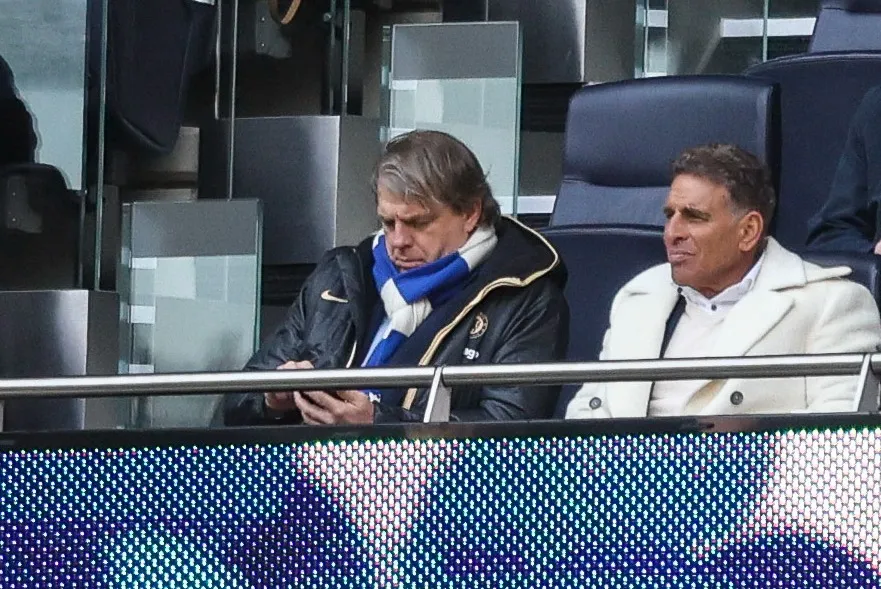 Chủ sở hữu Todd Boehly sau trận thắng đã xuống sân chúc mừng HLV Potter. Ảnh: GETTY.