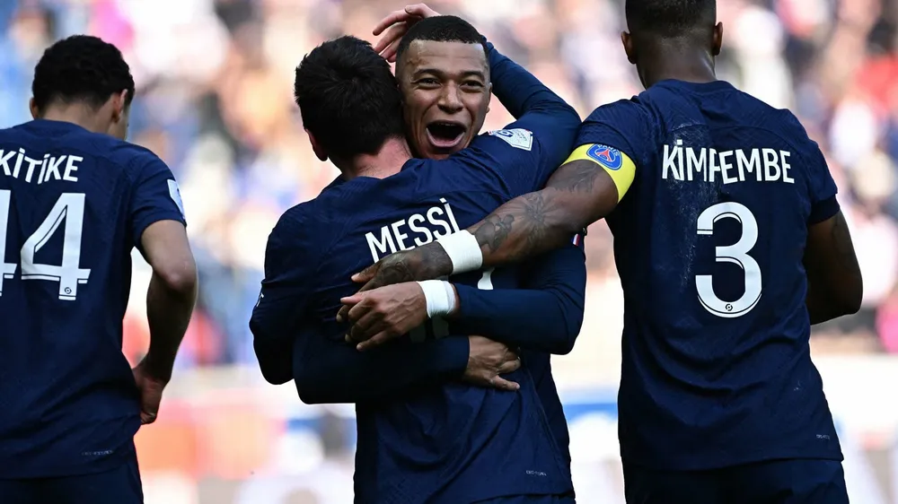 Dù không mấy hòa thuận nhưng Mbappe và Messi vẫn là đối tác ăn ý trên hàng công PSG. Ảnh: GETTY.