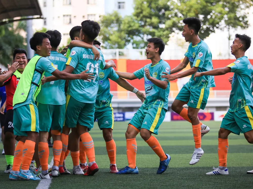 Các cầu thủ ĐH Nông Lâm hạnh phúc sau pha lội ngược dòng nghẹt thở. Ảnh: ANH NGUYÊN.