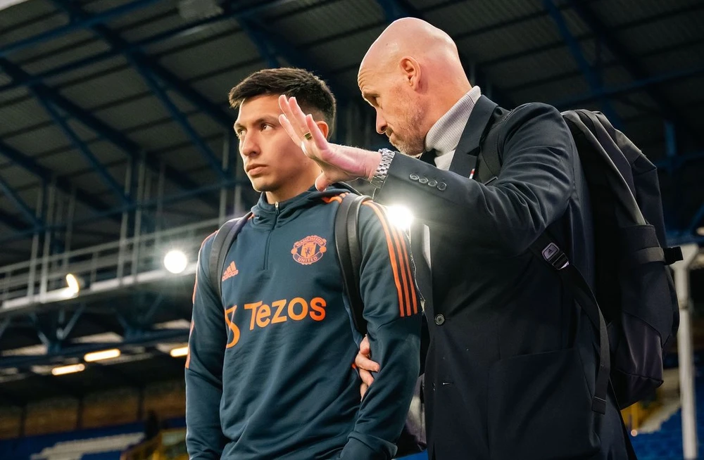 HLV Ten Hag có thể phải đưa Martinez lên đá tiền vệ phòng ngự thay Casemiro. Ảnh: GETTY.