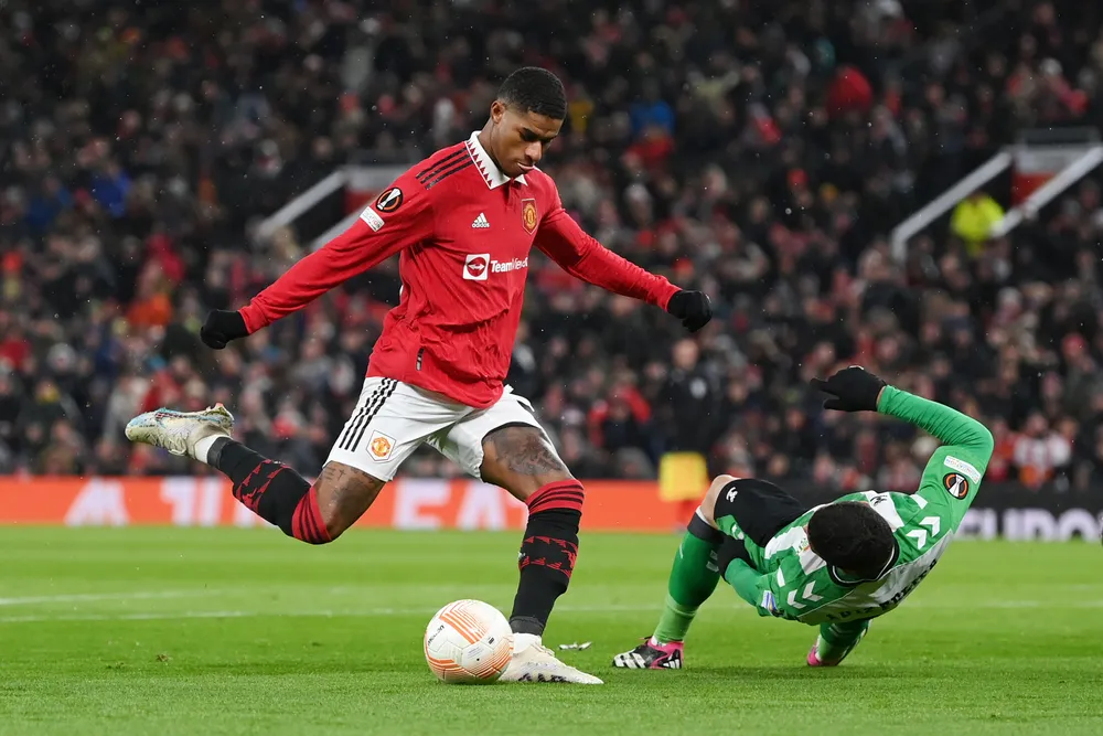 Đội trưởng Maguire thán phục đàn em sau bàn thắng đẹp. Ảnh: GETTY.