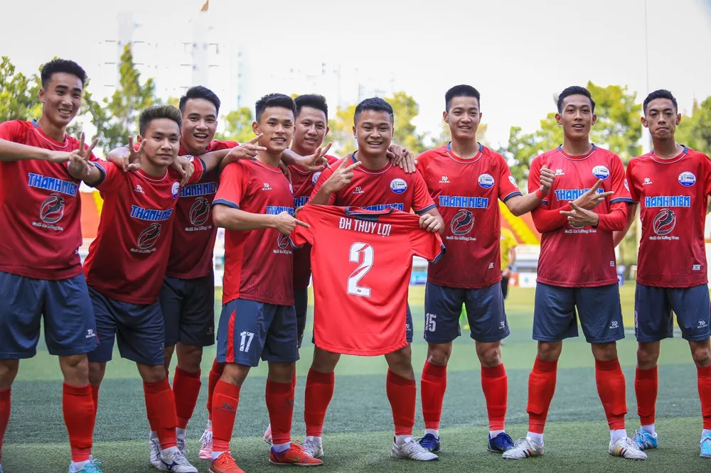 Giải đấu rất fair play với hình ảnh đội ĐH Thủy Lợi tri ân đồng đội của mình không may bị chấn thương phải tạm dừng cuộc chơi lớn.