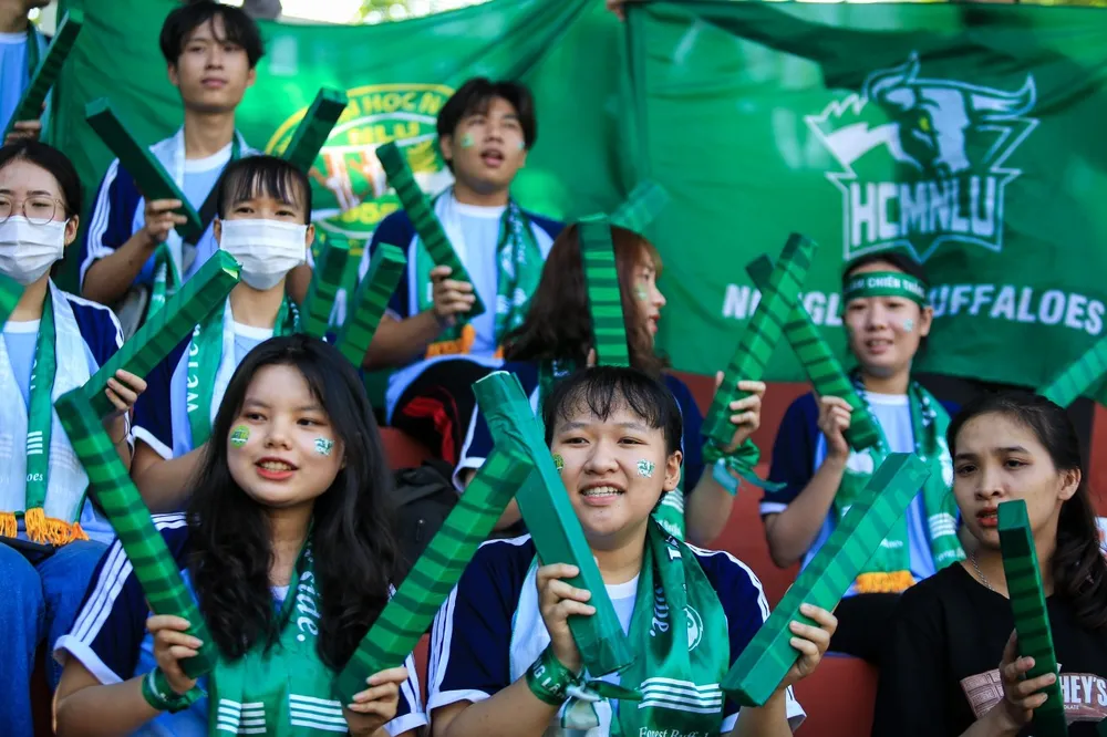 Không khí trên khán đài sân ĐH Tôn Đức Thắng lúc nào cũng cuồng nhiệt bởi sự hết mình của các cổ động viên...