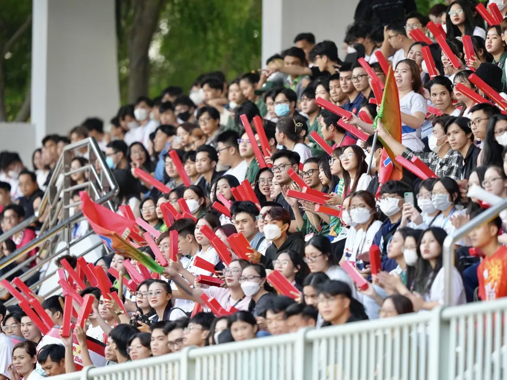 Luôn có rất đông cổ động viên trên khán đài cổ vũ vô tư cho tất cả các đội.