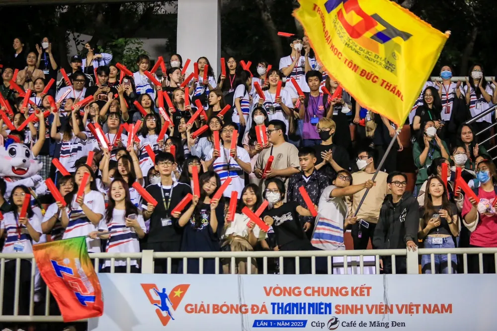 Có lợi thế sân nhà, sinh viên trường Tôn Đức Thắng thường gây ra những &quot;cơn bão&quot; tiếp lửa cho tinh thần cầu thủ khi đứng ngồi chật kín các khán đài, như tinh thần của giải là &quot;chơi đẹp, thắng đẹp, cổ vũ đẹp&quot;.