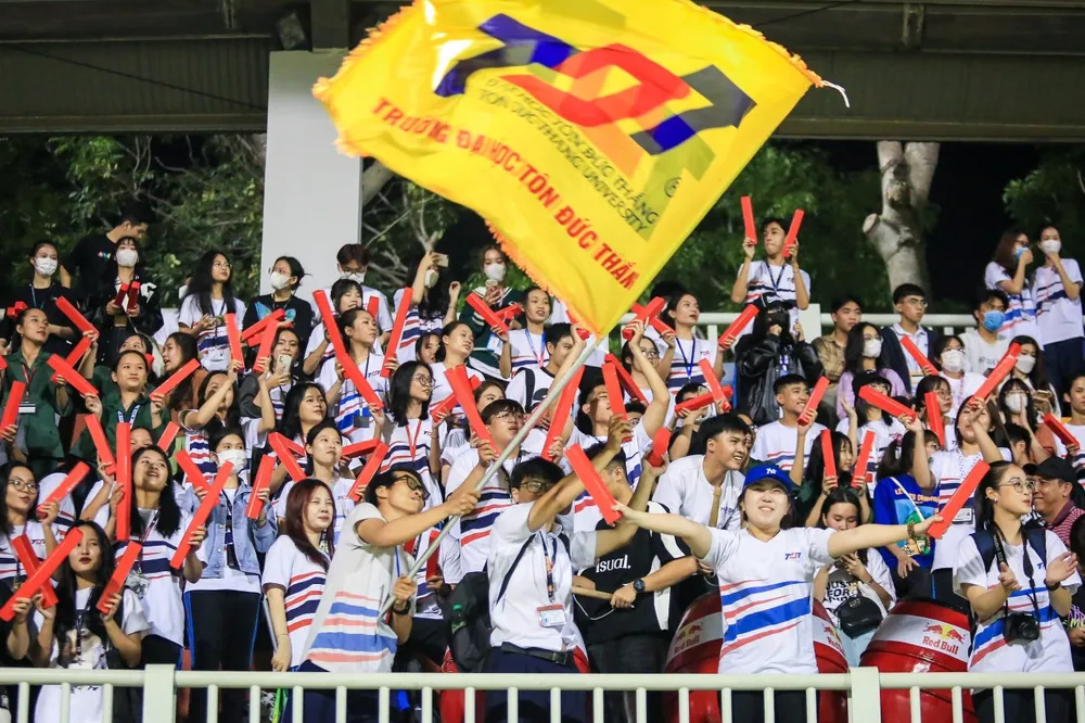 Lực lượng cổ động viên áp đảo của chủ nhà như cầu thủ thứ 12 giúp ĐH Tôn Đức Thắng bất bại ở vòng bảng với hai chiến thắng và một trận hòa, sớm giành vé chơi tứ kết.