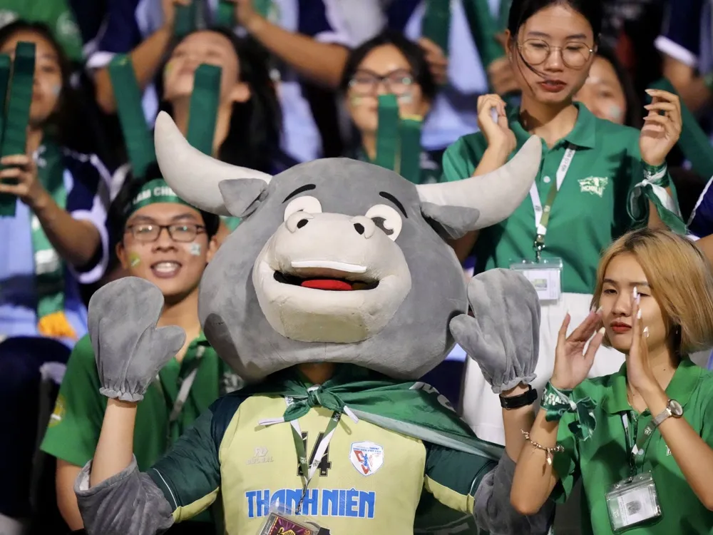 Khán đài sân trường ĐH Tôn Đức Thắng luôn náo nhiệt với các cổ động viên sinh viên hồn nhiên và vô tư.