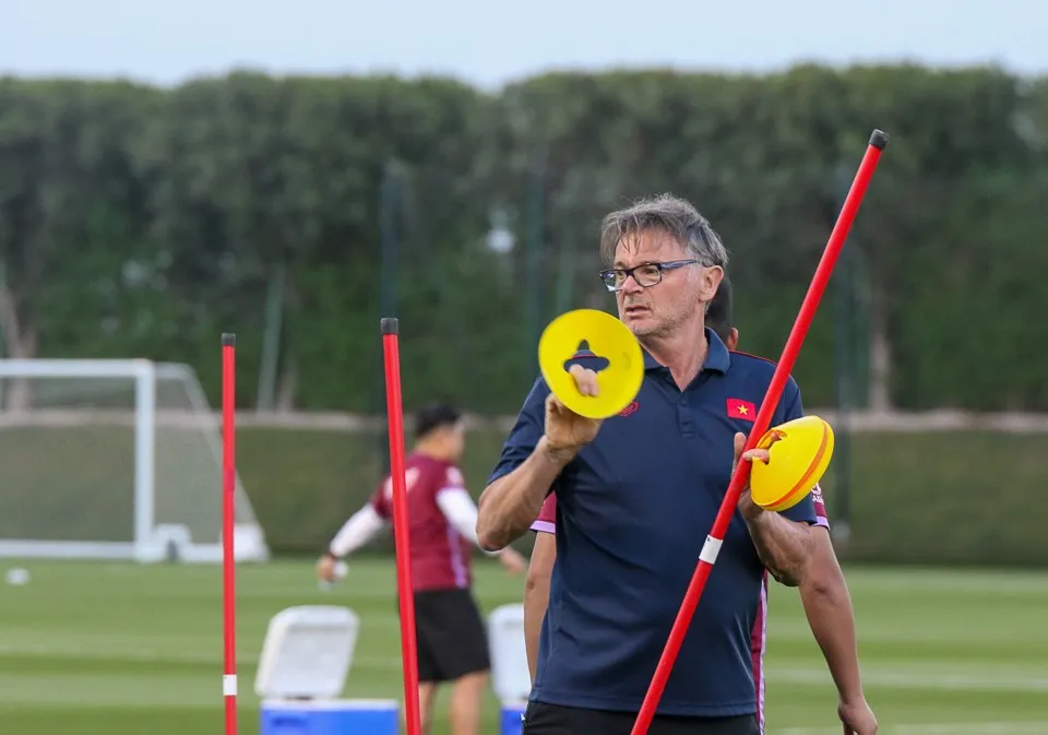 HLV Troussier yêu cầu rất cao về chuyên môn trong các buổi tập của học trò. Ảnh: VFF.