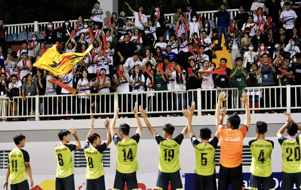 ... tiếp lửa tinh thần cho các cầu thủ sinh viên. Ảnh: ANH NGUYÊN.