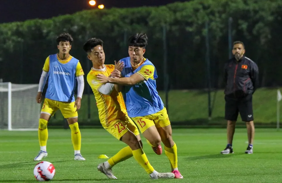 Đội tuyển U-23 Việt Nam đã tập hai buổi ở Qatar từ lúc nửa đêm. Ảnh: VFF.
