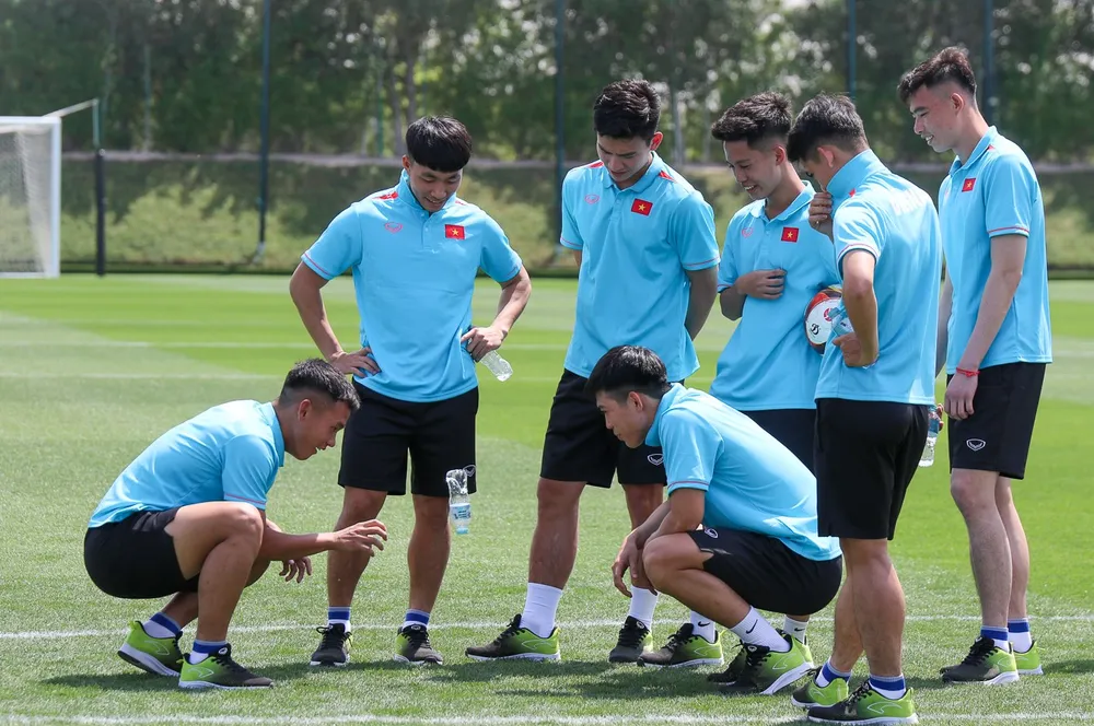 Phút thư giãn của các tuyển thủ U-23 Việt Nam trước cuộc chơi lớn Doha Cup. Ảnh: VFF.