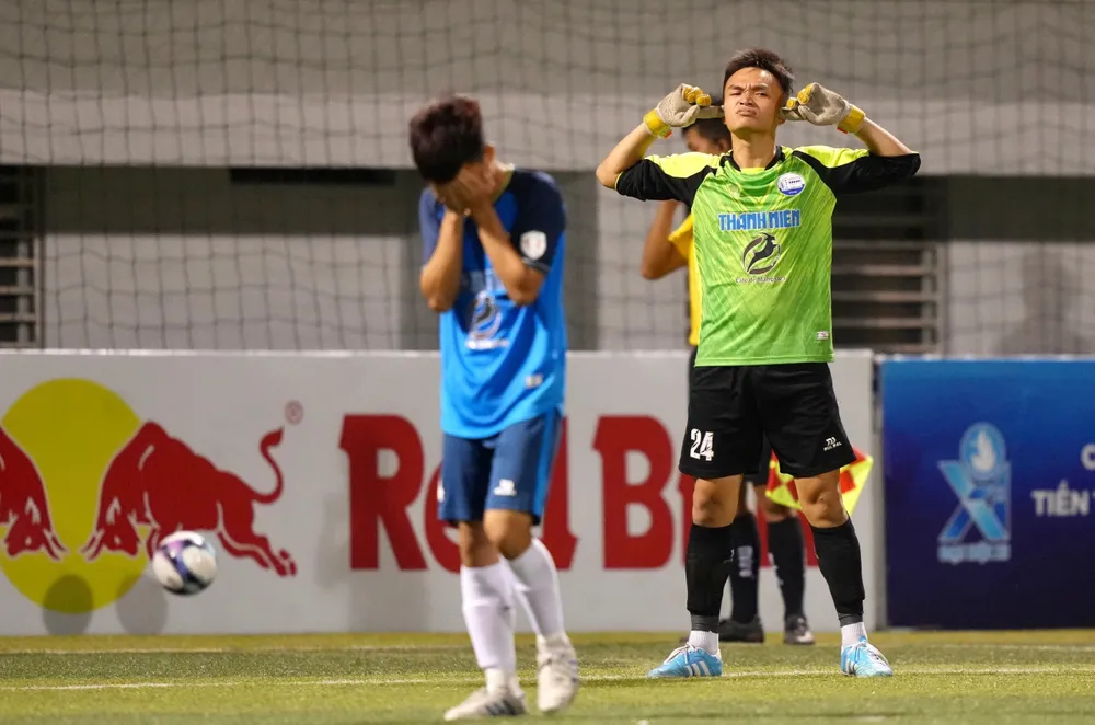 Thủ môn Thanh Phúc của ĐH Thủy Lợi trở thành người hùng khi góp công lớn giúp đội nhà giành vé chơi bán kết. Ảnh: ANH NGUYÊN.