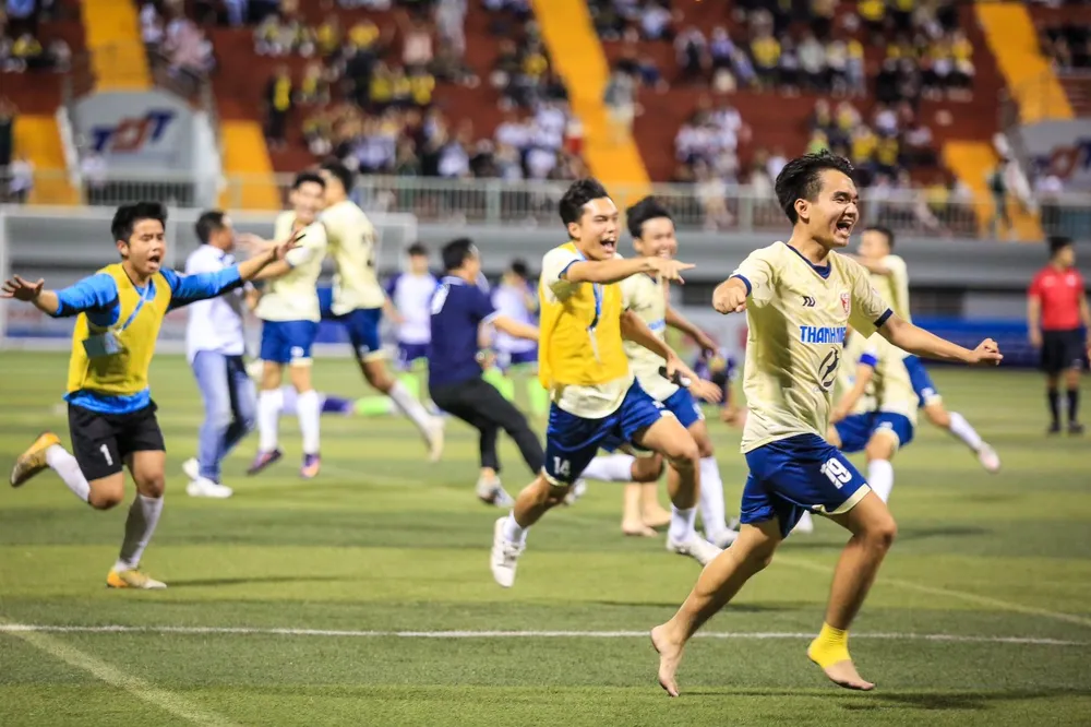 Niềm hạnh phúc của những cầu thủ sinh viên Huế sau khi ngược dòng thắng ĐH Sư phạm TDTT TP.HCM trên loạt đấu súng định mệnh. Ảnh: ANH NGUYÊN. Niềm hạnh phúc của những cầu thủ sinh viên Huế sau khi ngược dòng thắng ĐH Sư phạm TDTT TP.HCM trên loạt đấu súng định mệnh. Ảnh: ANH NGUYÊN.