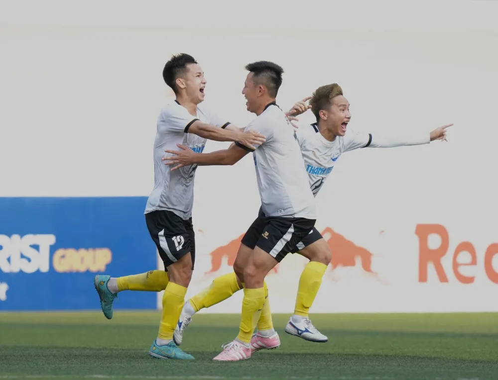 Xuân Trường (12, ĐH Thủy Lợi) ghi bàn thắng duy nhất từ một pha bóng không ai ngờ đến. Ảnh: Xuân Trường (12, ĐH Thủy Lợi) ghi bàn thắng duy nhất từ một pha bóng không ai ngờ đến. Ảnh: