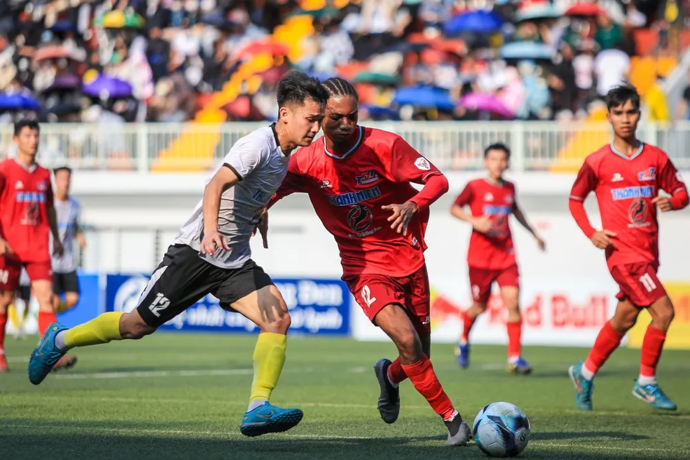 Cầu thủ người Nigeria của chủ nhà ĐH Tôn Đức Thắng cùng đồng đội đã rất nỗ lực nhưng đành ngậm ngùi nhìn đội bạn ĐH Thủy Lợi vào chung kết. Ảnh: ANH NGUYÊN. Cầu thủ người Nigeria của chủ nhà ĐH Tôn Đức Thắng cùng đồng đội đã rất nỗ lực nhưng đành ngậm ngùi nhìn đội bạn ĐH Thủy Lợi vào chung kết. Ảnh: ANH NGUYÊN.