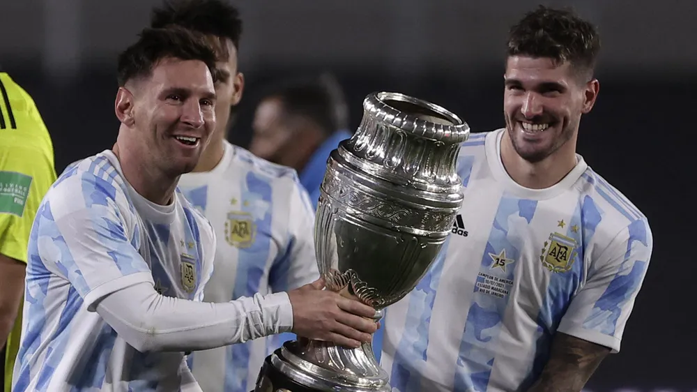 Messi và De Paul thân thiết nhau cả trên sân bóng lẫn ngoài đời thường. Ảnh: GETTY.