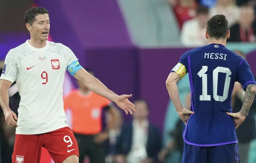 Tiền đạo Lewandowski không muốn mình là cái bóng của Messi nếu chân sút Argentina trở lại Barca. Ảnh: GETTY. Tiền đạo Lewandowski không muốn mình là cái bóng của Messi nếu chân sút Argentina trở lại Barca. Ảnh: GETTY.