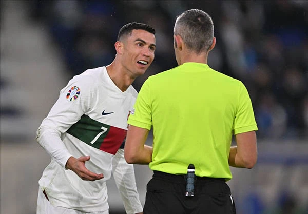 Ronaldo phản ứng trọng tài sau khi anh cho rằng mình bị phạm lỗi. Ảnh: GETTY.