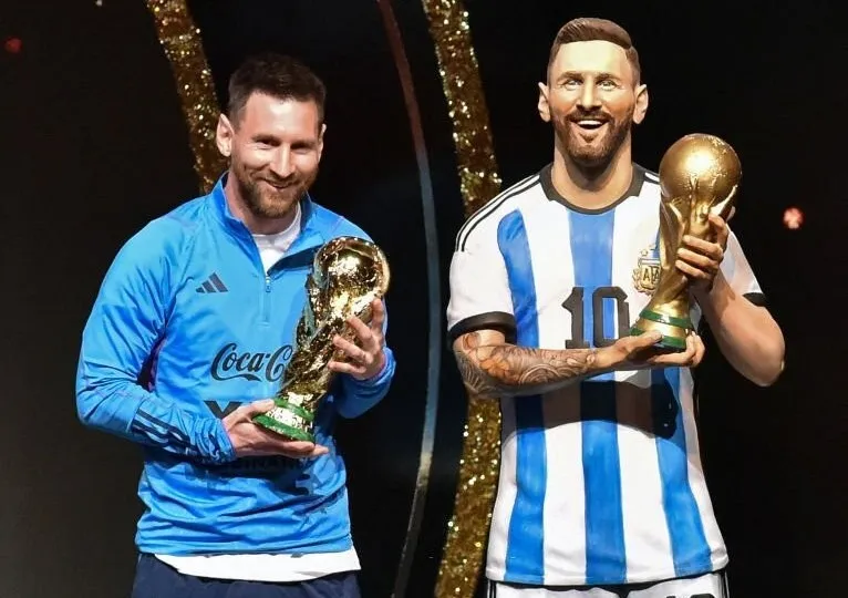 Messi đứng cạnh bức tượng của mình. Ảnh: GETTY.