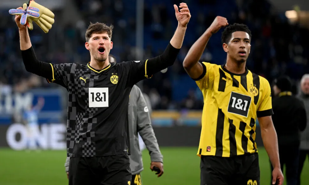 Thủ thành Kobel của Dortmund đang lọt vào tầm ngắm của Quỷ đỏ. Ảnh: GETTY.