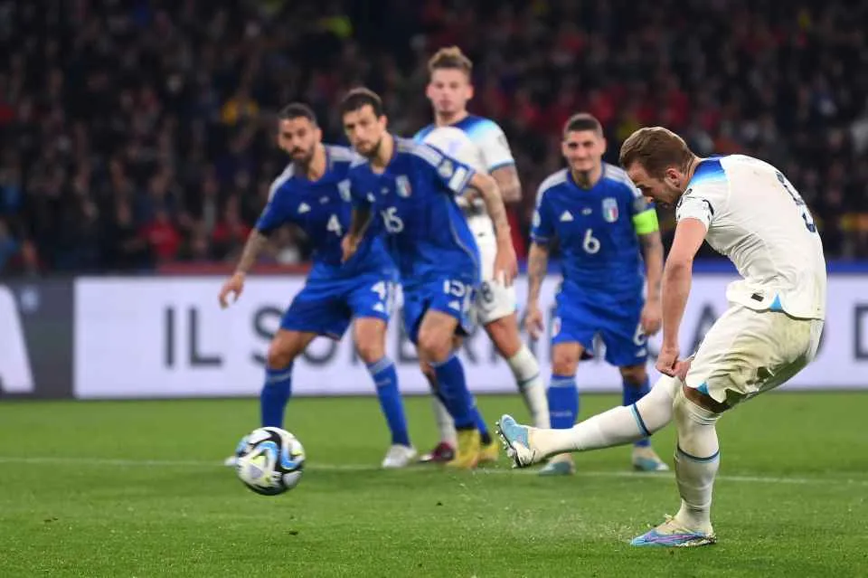 Cú sút penalty của Harry Kane vào lưới tuyển Ý. Ảnh: GETTY.