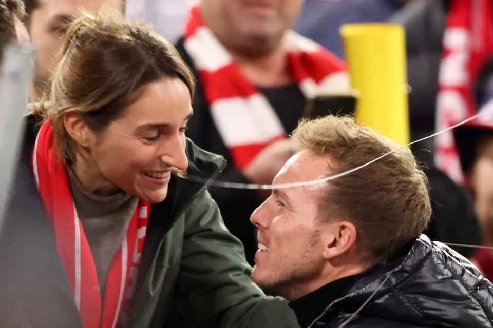 Sự thân mật của HLV Nagelsmann và nữ phóng viên xinh đẹp Wurzenberger khiến cầu thủ nghi ngại chuyện nội bộ của họ bị đưa lên mặt báo. Ảnh: GETTY. Sự thân mật của HLV Nagelsmann và nữ phóng viên xinh đẹp Wurzenberger khiến cầu thủ nghi ngại chuyện nội bộ của họ bị đưa lên mặt báo. Ảnh: GETTY.