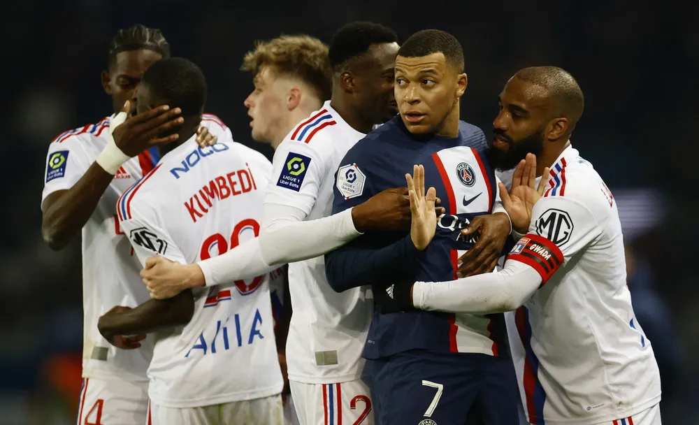 Mbappe tịt ngòi trong vòng vây của các cầu thủ Lyon. Ảnh: GETTY. Mbappe tịt ngòi trong vòng vây của các cầu thủ Lyon. Ảnh: GETTY.