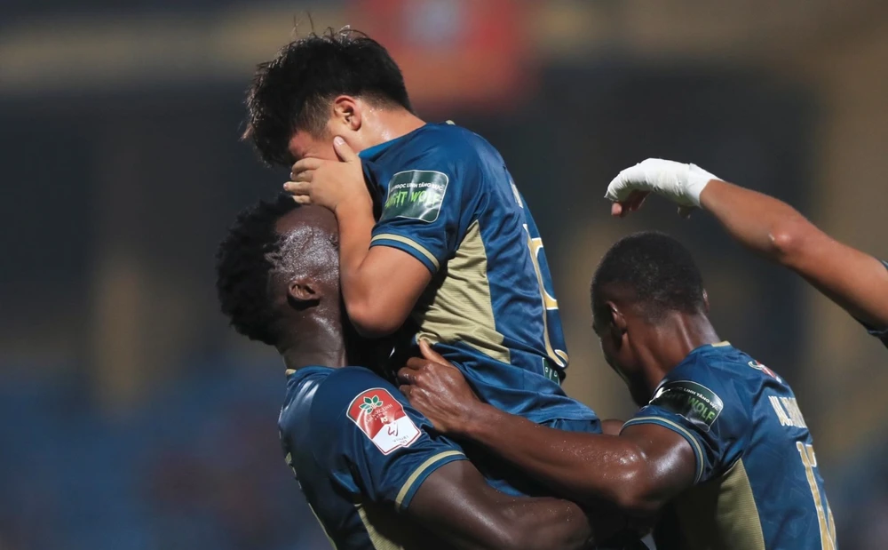 ... và hạnh phúc rơi nước mắt trong vòng tay đồng đội sau khi có bàn thắng đầu tiên ở V-League. Ảnh: ANH QUỐC.