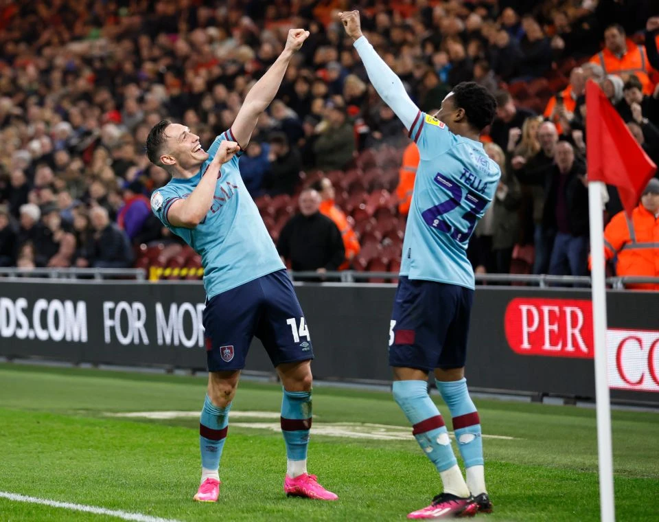 Niềm hạnh phúc của các cầu thủ Burnley khi mùa sau sẽ góp mặt ở giải đấu lớn nhất nước Anh. Ảnh: GETTY.