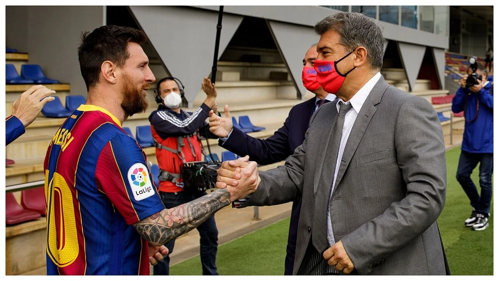 Chủ tịch Laporta cần sự hợp tác trở lại với Messi. Ảnh: GETTY.