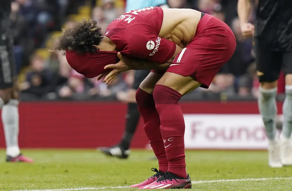 Salah đã ghi bàn rút ngắn 1-2 cho Liverpool nhưng lại sút hỏng quả phạt đền. Ảnh: GETTY. Salah đã ghi bàn rút ngắn 1-2 cho Liverpool nhưng lại sút hỏng quả phạt đền. Ảnh: GETTY.