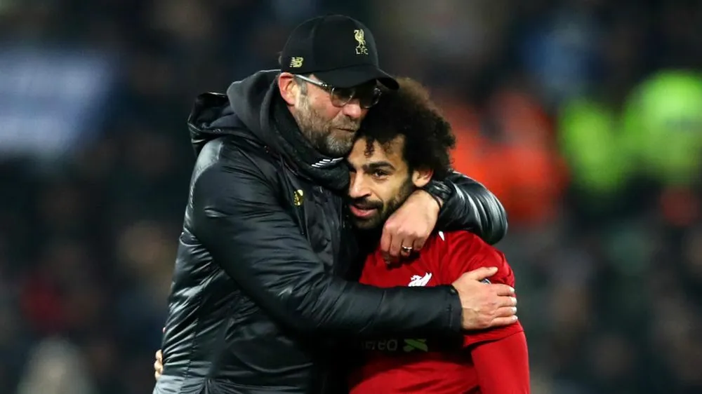 HLV Klopp an ủi Salah khi sút hỏng phạt đền nhưng có thể ông sẽ không giao cho anh nhiệm vụ này nữa. Ảnh: GETTY. HLV Klopp an ủi Salah khi sút hỏng phạt đền nhưng có thể ông sẽ không giao cho anh nhiệm vụ này nữa. Ảnh: GETTY.