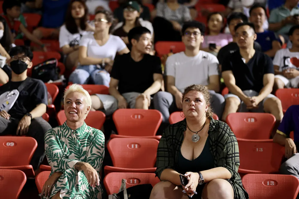 Khách nước ngoài xem V-League ở sân Thống Nhất. Ảnh: ANH PHƯƠNG. Khách nước ngoài xem V-League ở sân Thống Nhất. Ảnh: ANH PHƯƠNG.