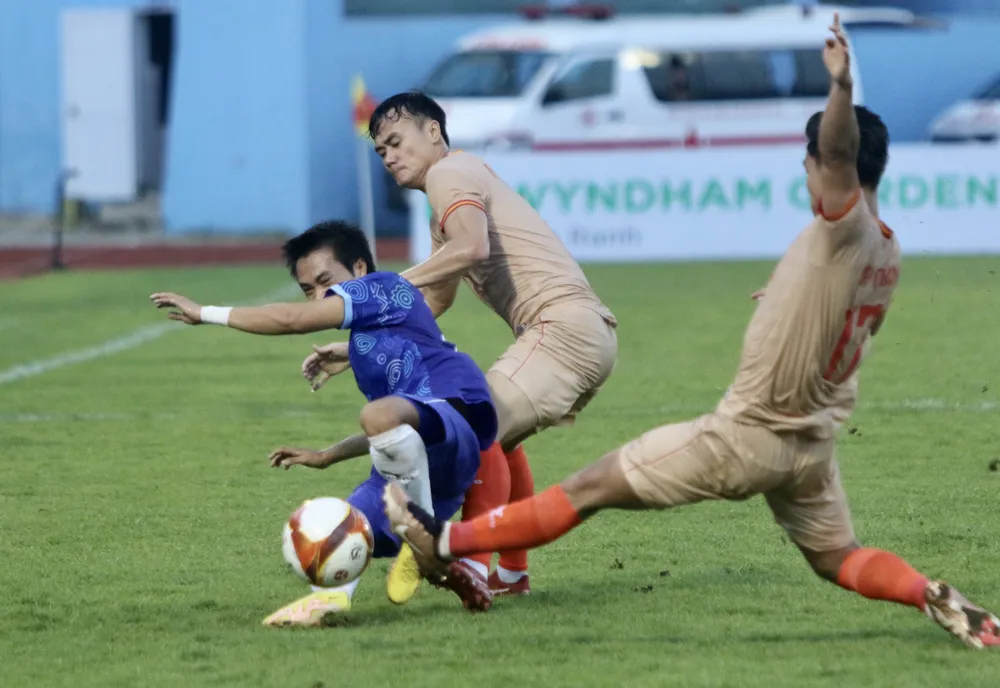 Nhiều trận đấu ở V-League diễn ra quyết liệt. Ảnh: ANH PHƯƠNG. Nhiều trận đấu ở V-League diễn ra quyết liệt. Ảnh: ANH PHƯƠNG.