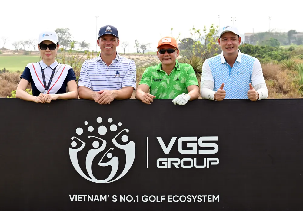 Ông Bùi Đức Long – Chủ tịch Hội đồng Quản trị VGS Group tham gia sự kiện Pro-am cùng tay golf hàng đầu thế giới Paul Casey và doanh nhân – diễn viên Bình Minh. Ảnh: QUANG THẮNG.