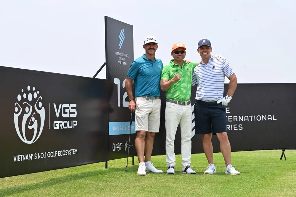 Ông Bùi Đức Long – Chủ tịch Hội đồng Quản trị VGS Group (giữa) tham gia sự kiện Pro-am cùng hai tay golf nổi tiếng là Pro Wade Ormsby (trái) và Pro Paul Casey (phải). Ảnh: QUANG THẮNG.