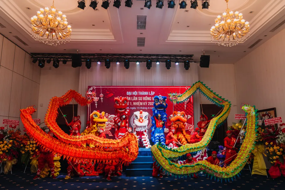 Biểu diễn Lân Sư Rồng kết hợp hài hòa giữa nét đẹp tâm linh và võ thuật truyền thống.