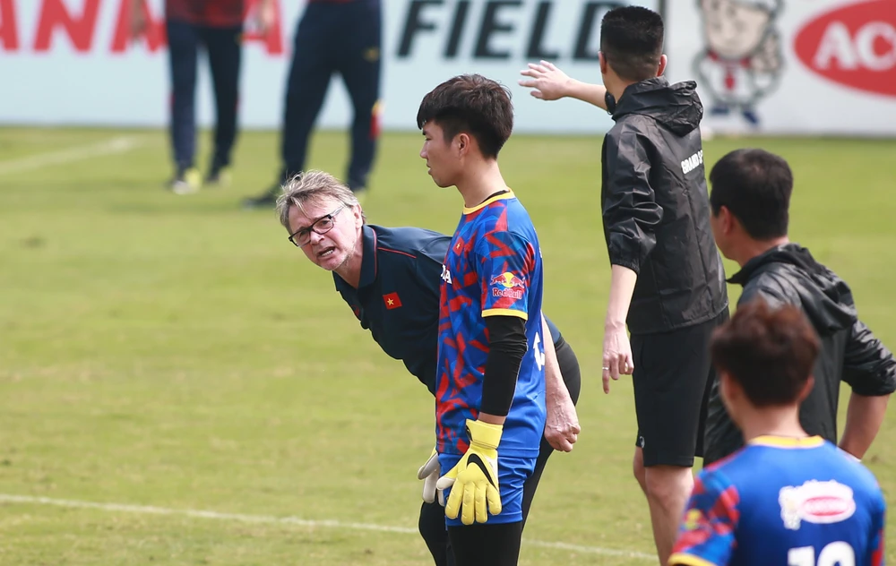 HLV Troussier nhắc nhở các học trò phải thật cố gắng vì nhiều đối thủ cũng có mục tiêu cao. Ảnh: ANH PHƯƠNG.