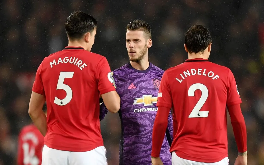 HLV Ten Hag không ngần ngại đánh giá Lindelof chơi hai chân tốt hơn Maguire. Ảnh: GETTY. HLV Ten Hag không ngần ngại đánh giá Lindelof chơi hai chân tốt hơn Maguire. Ảnh: GETTY.