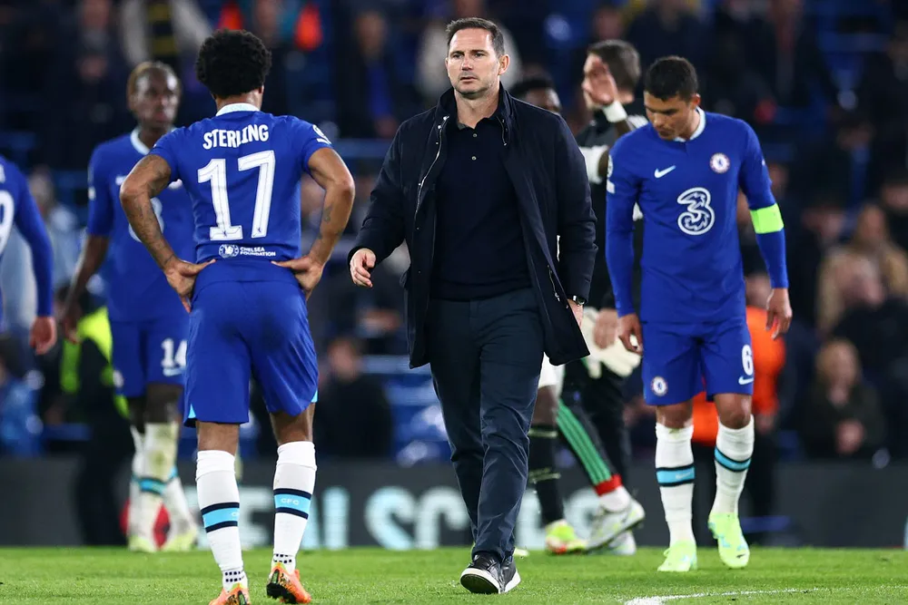 HLV tạm quyền Lampard cùng các học trò tạm thời bị đánh bật ra khỏi Champions League. Ảnh: GETTY.