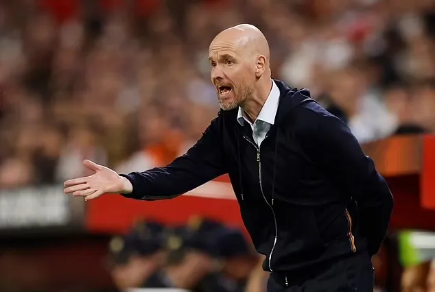 HLV Ten Hag bênh vực cầu thủ của mình nhưng vẫn không thể giấu đi sự thất vọng. Ảnh: GETTY.