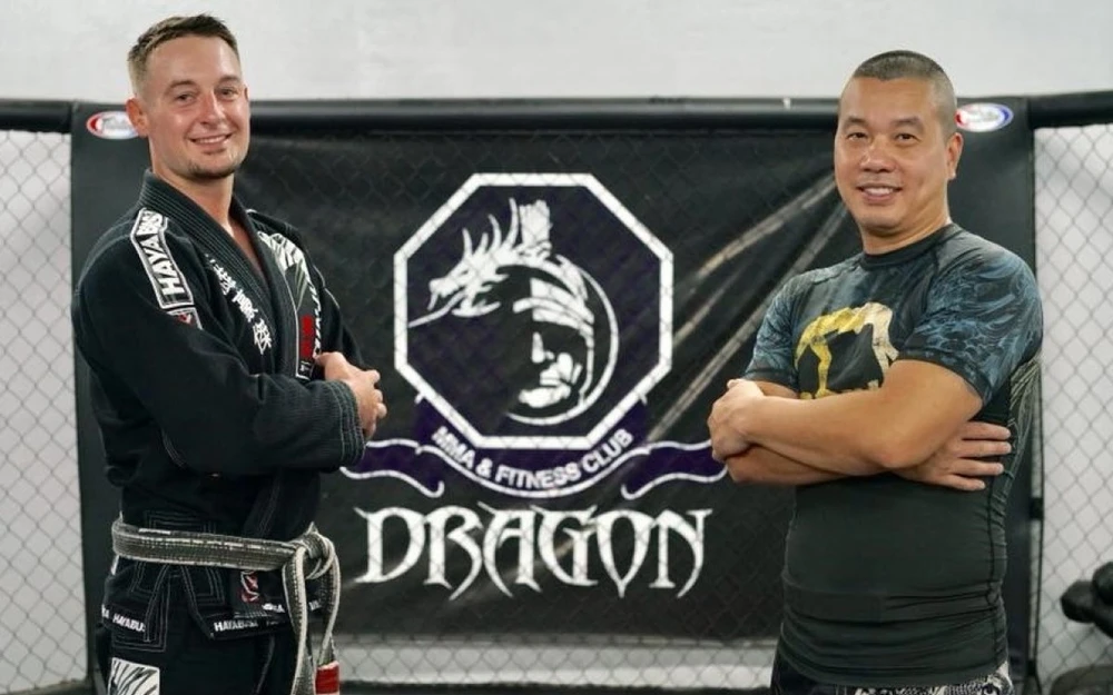 Tổng thư ký MMA Việt Nam - ông Mai Thanh Ba (phải) cho biết không có gì khuất tất trong trận đấu ở giải LION Championship 05 và không thay đổi kết quả...