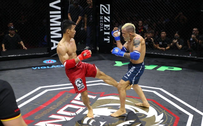 Trận đấu giữa Trần Ngọc Lượng (trái) và Oliveira gây tranh cãi. Ảnh: MMAG.