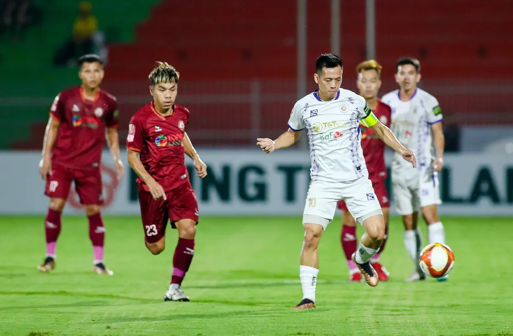 Lượt đi V-League mùa này có nhiều lần tạm dừng khiến các CLB gặp khó. Ảnh: ANH PHƯƠNG.